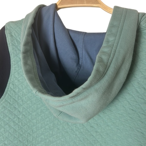 L.L.Bean Quilted colorblock Hoodie, sz Med , PTP 20” outdoorsy, pre owned - Picture 4 of 7